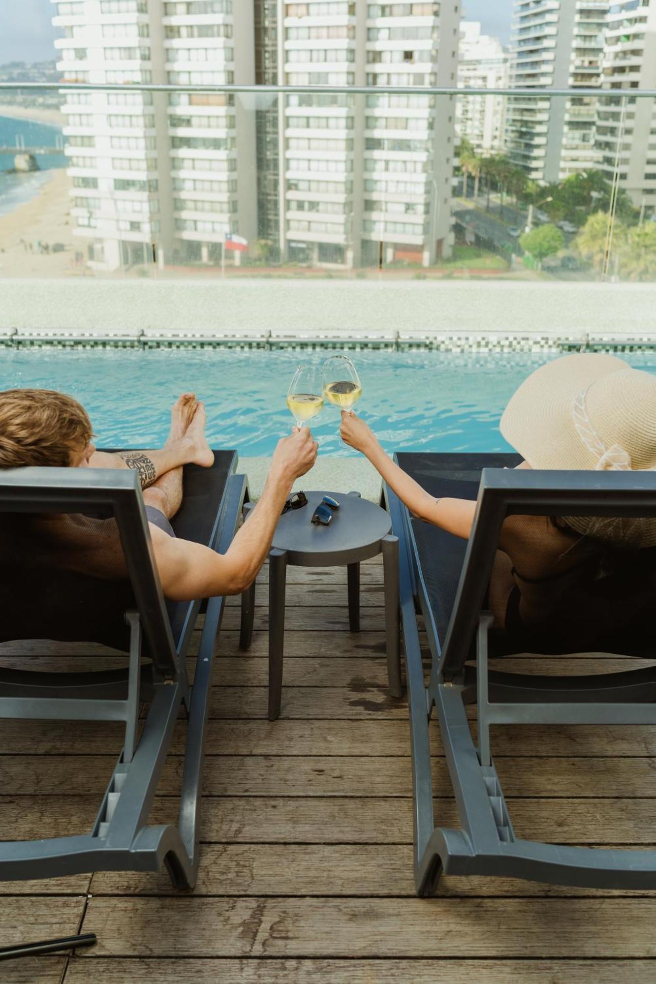 Hotel Pullman Vina Del Mar San Martin Extérieur photo A couple toasting with wine